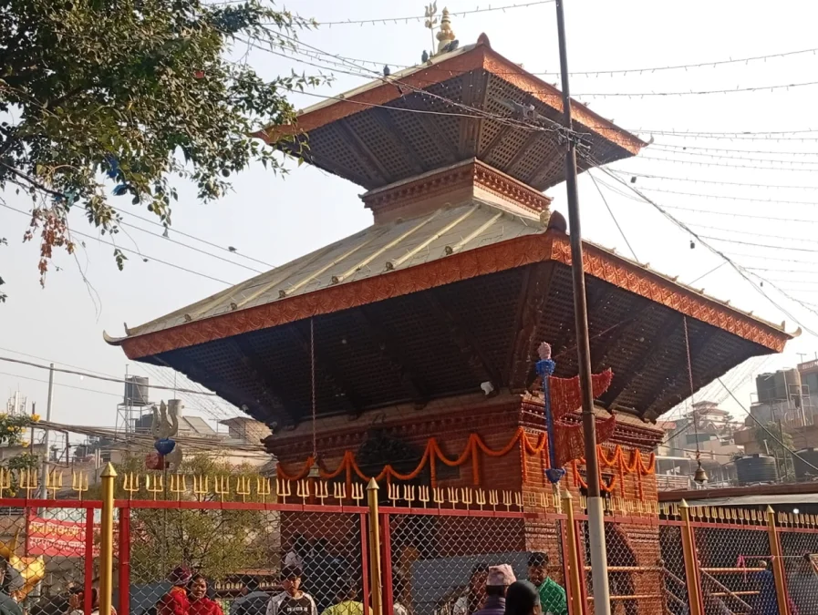 महाशिवरात्रिको अवसरमा नयाँवस्ती स्थित सर्वेश्वर महादेव मन्दिरमा बिहानैदेखि भक्तजनको भीड