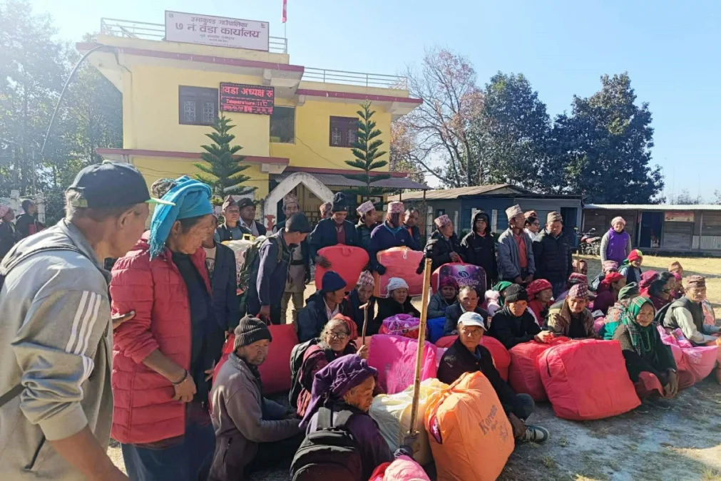 रामेछापको उमाकुण्ड–७ भुजीका ७५ ज्येष्ठ नागरिकलाई न्यानो कपडा वितरण