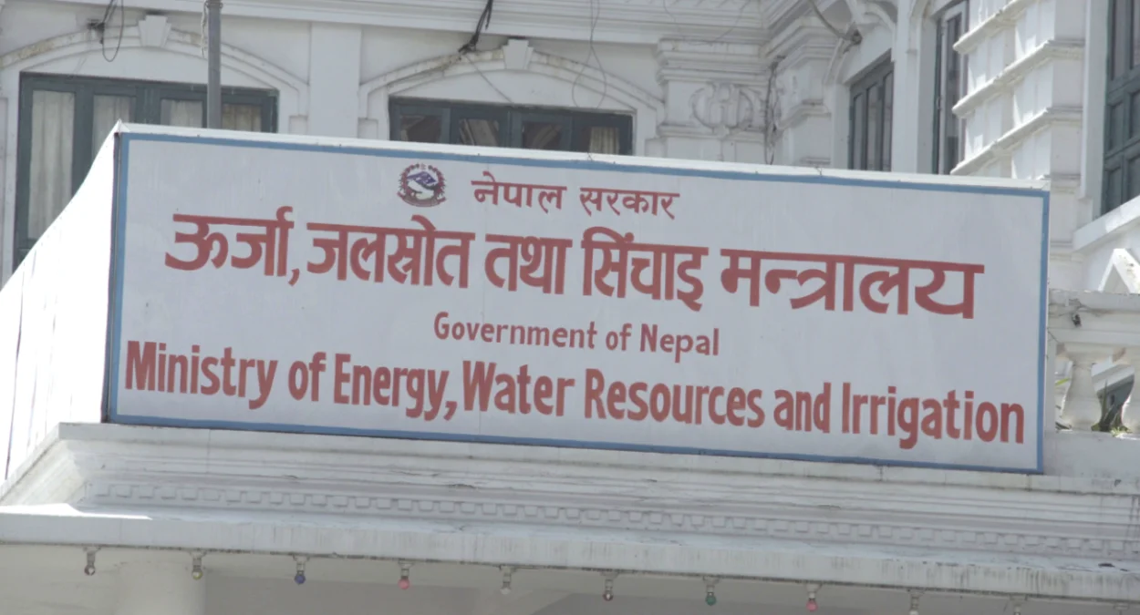 तोकिएको शुल्कभन्दा अतिरिक्त रकम माग गरिए मन्त्रालयमा जानकारी गराउनु : मन्त्री श्रेष्ठ
